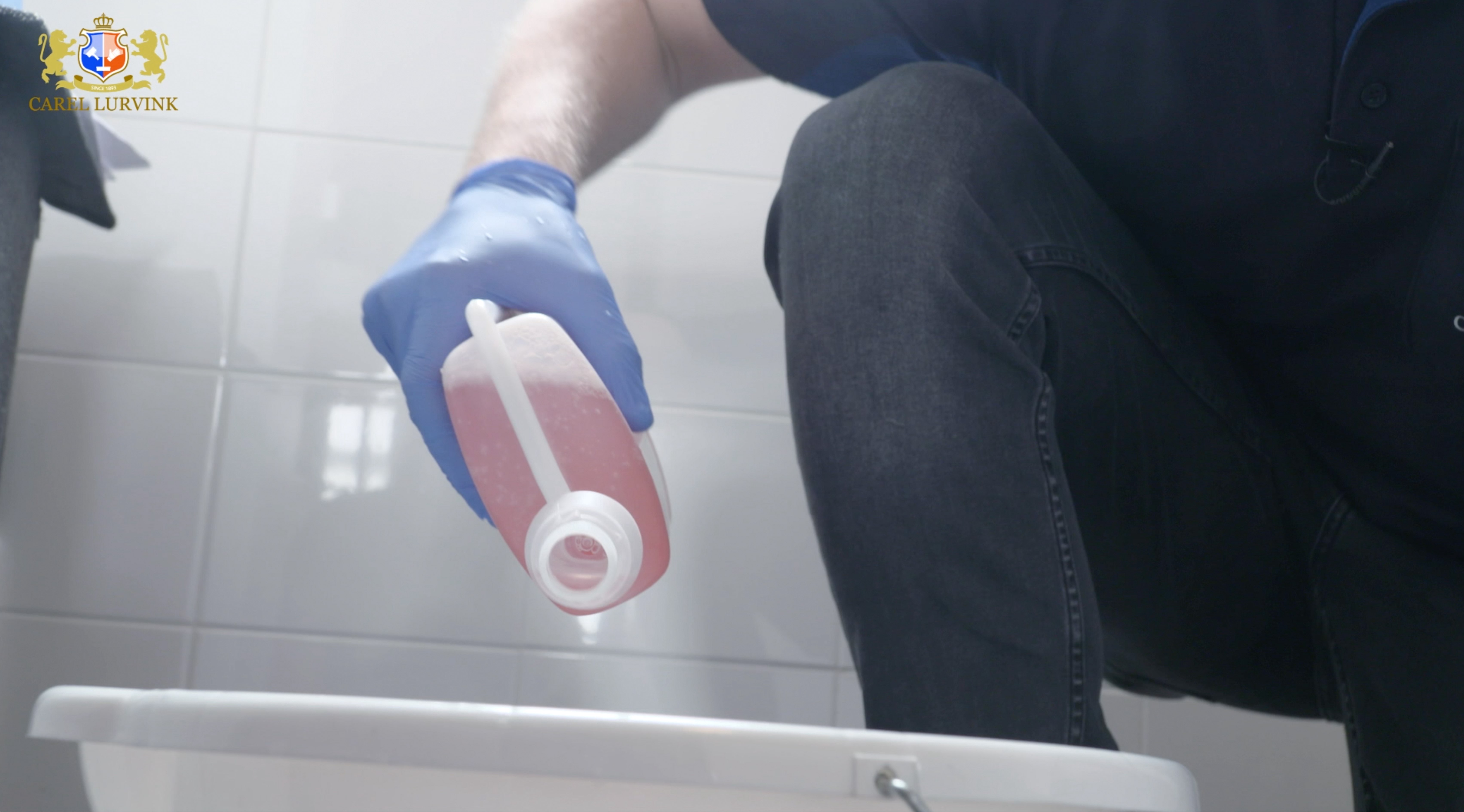 Emmer met sop vullen