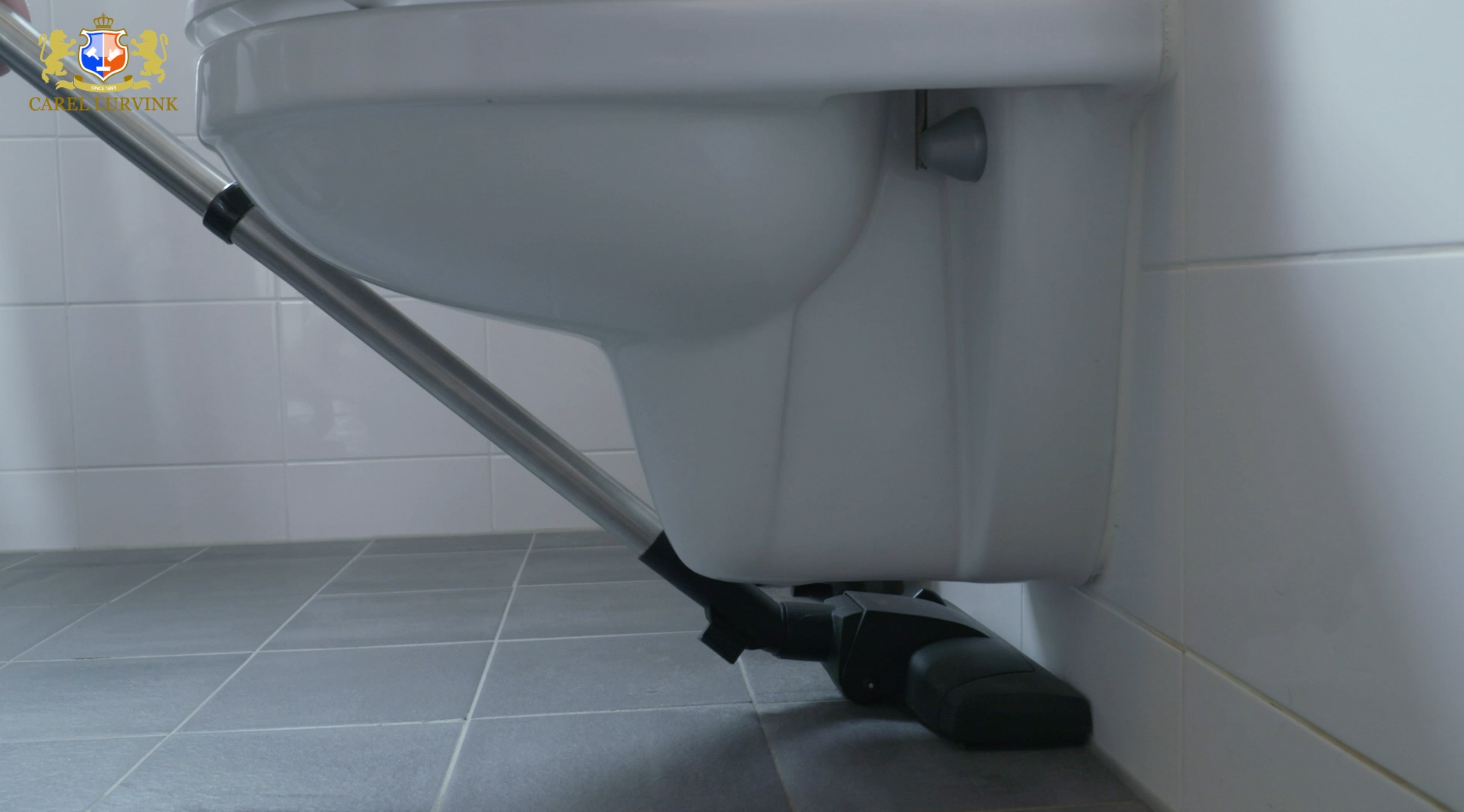 Stofzuigen onder toilet