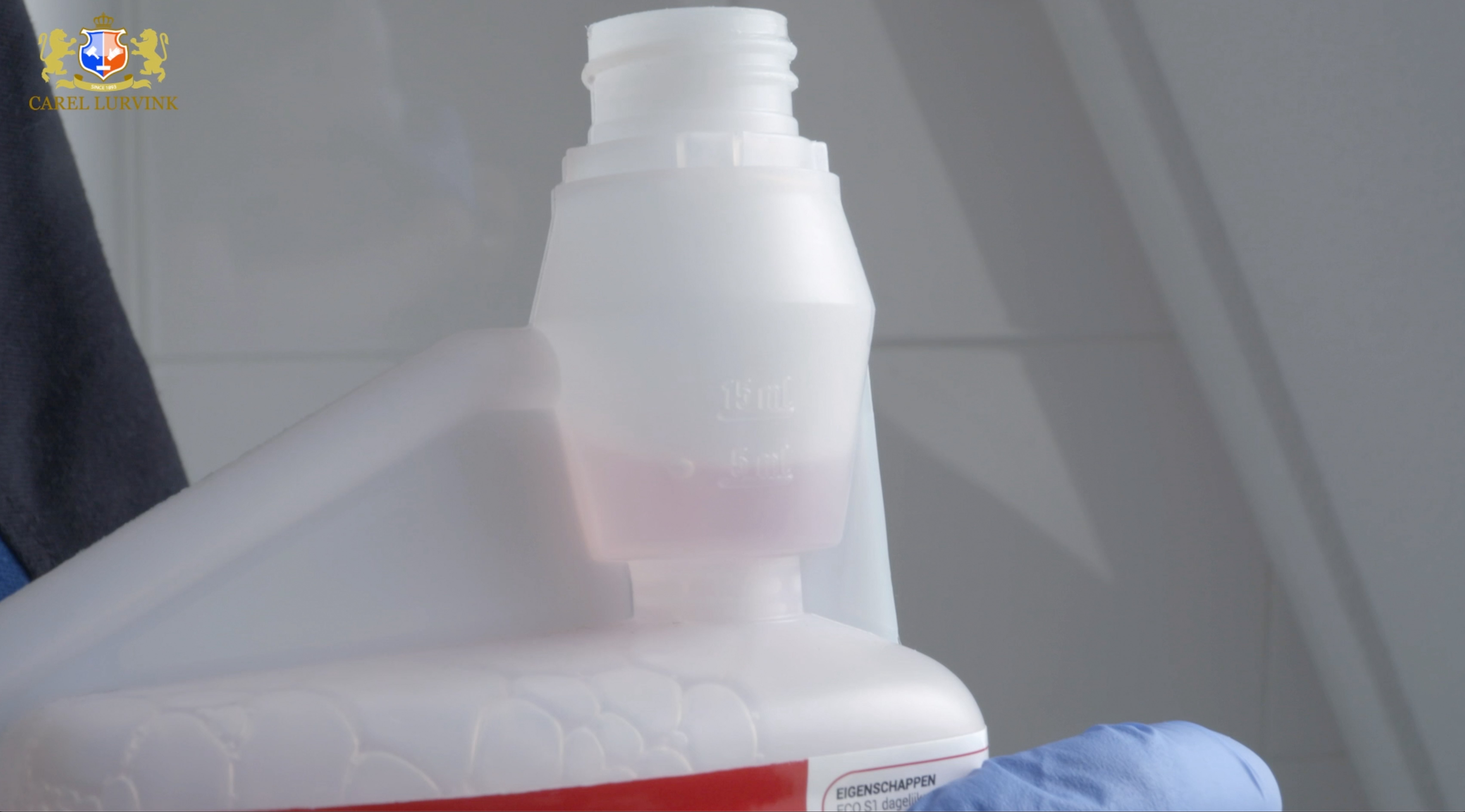 Vullen doseerfles sanitairreiniger