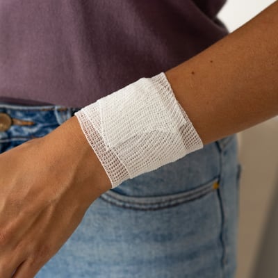 HeltiQ zelfhechtend windsel 4mtr x6cm latexvrij blauw