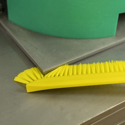 Vikan ultradunne reinigingsborstel met lange steel 600mm geel