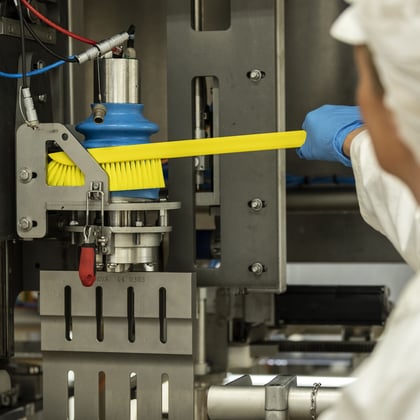 Vikan ultradunne reinigingsborstel met lange steel 600mm geel