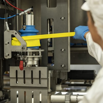 Vikan ultradunne reinigingsborstel met lange steel 600mm geel