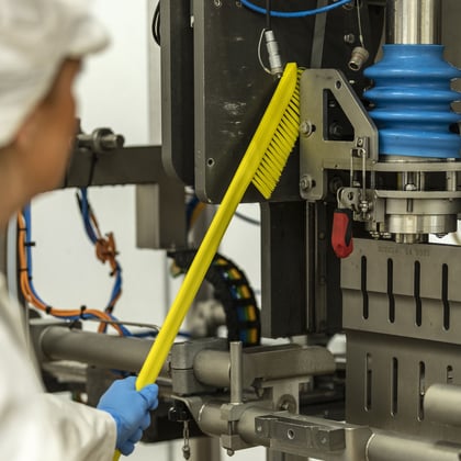 Vikan ultradunne reinigingsborstel met lange steel 600mm geel