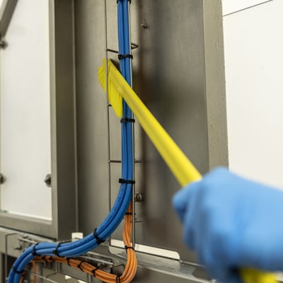 Vikan ultradunne reinigingsborstel met lange steel 600mm geel