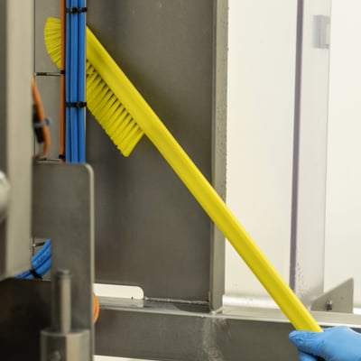 Vikan ultradunne reinigingsborstel met lange steel 600mm geel