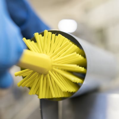 Vikan Ultra hygiëne pijpborstel met steel hard en medium polyester vezels 90x430mm geel