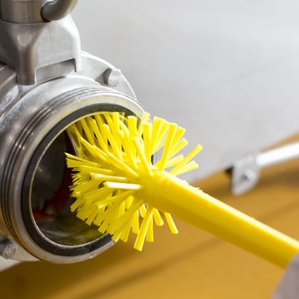 Vikan Ultra hygiëne pijpborstel met steel hard en medium polyester vezels 90x430mm geel