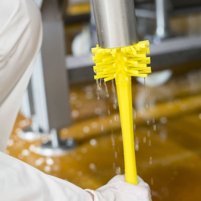 Vikan Ultra hygiëne pijpborstel met steel hard en medium polyester vezels 90x430mm geel