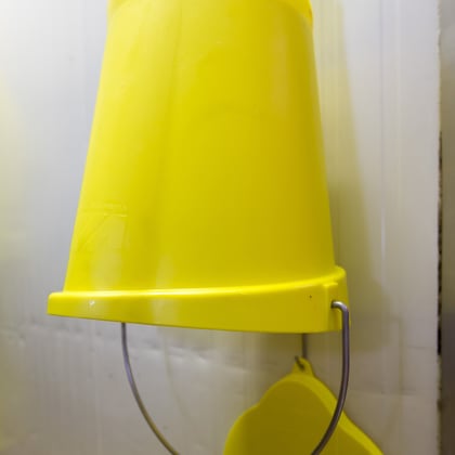 Vikan emmer 12ltr met tuit geel