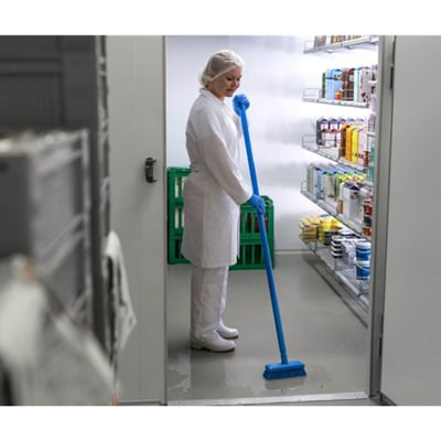 Vikan luiwagen met schuin geplaatste vezels hard 22,5cm breed blauw