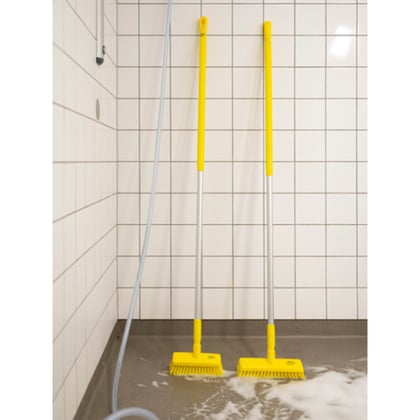 Vikan luiwagen met schuin geplaatste vezels hard 22,5cm breed geel