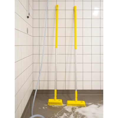 Vikan luiwagen met schuin geplaatste vezels hard 22,5cm breed geel